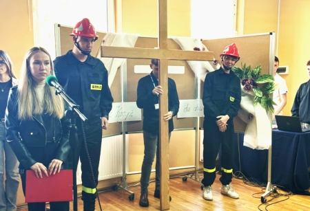 Przez krzyż do zbawienia – montaż słowno-muzyczny przygotowany przez uczniów...